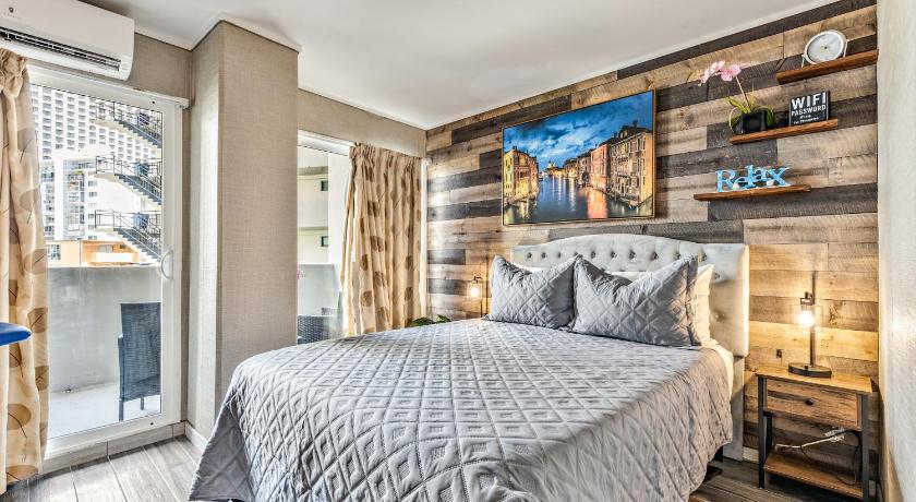 Picturesque Hotel Room with Private Balcony in Waikiki! — Hotel in Honolulu (HI)
