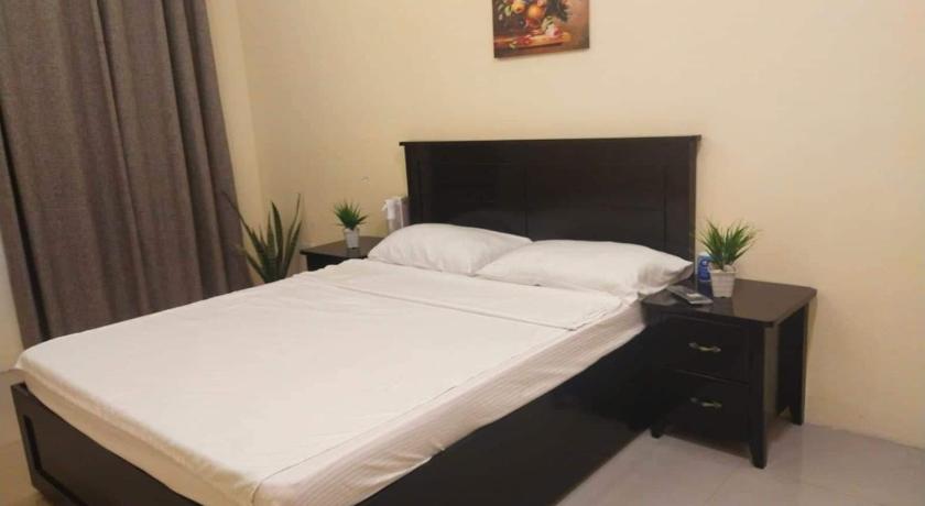 a bedroom with a bed and a lamp, RedDoorz @ KBL Transient Inn San Fernando in San Fernando (Pampanga)
