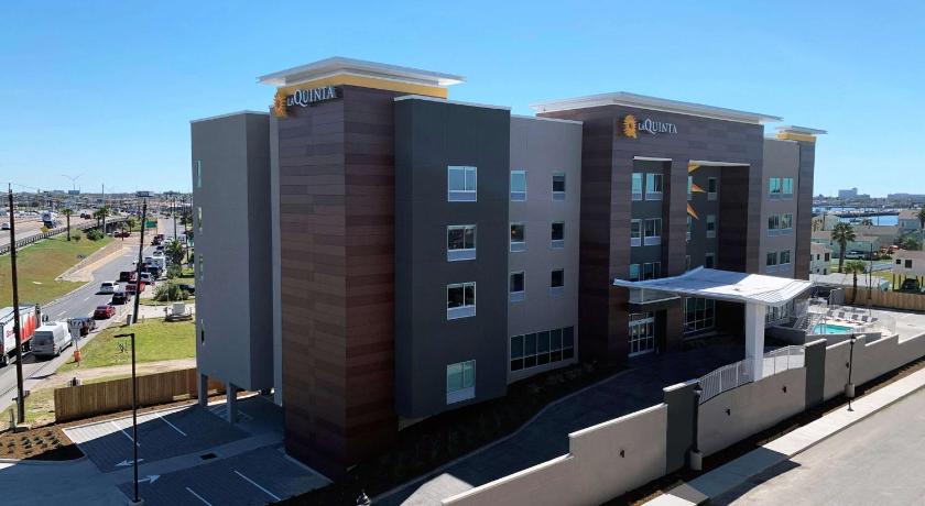 La Quinta Inn & Suites by Wyndham Galveston North at I-45 photo