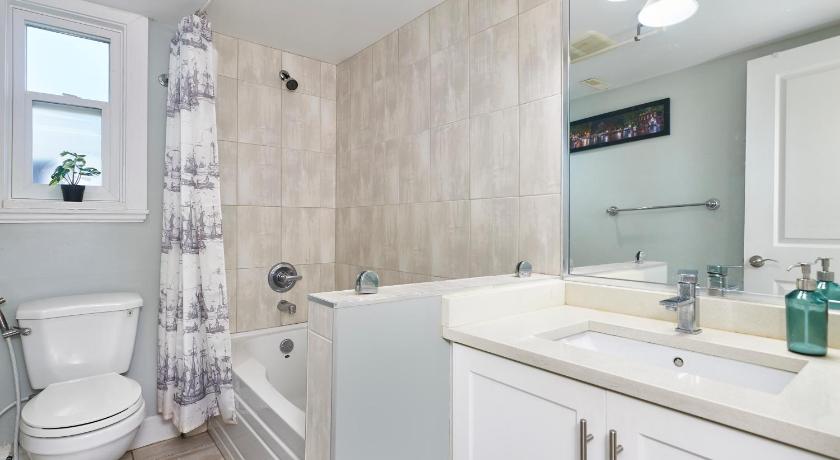 Executive 2 bed 1 bath Spacious & Centrally Located suite. photo