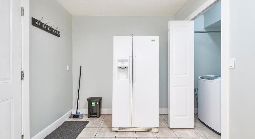 Executive 2 bed 1 bath Spacious & Centrally Located suite. photo