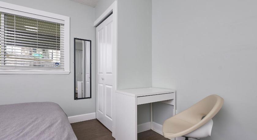 Executive 2 bed 1 bath Spacious & Centrally Located suite. photo