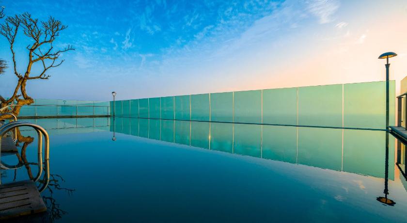 an empty swimming pool with a blue sky, Sala Grand TuyHoa Hotel in Tuy Hòa (Phú Yên)