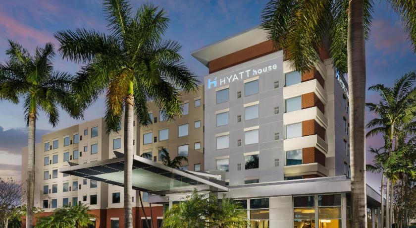 a large building with palm trees and palm trees, Hyatt House Ft. Lauderdale Airport South in Fort Lauderdale (FL)