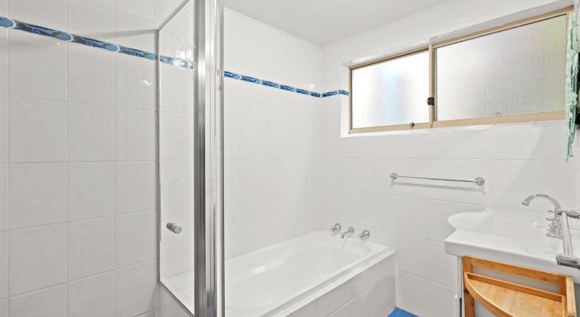 Cosy Beachside Unit, Short Stroll to the Beach photo