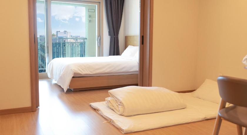 a bedroom with a bed and a window, Run Hotel in Jeju