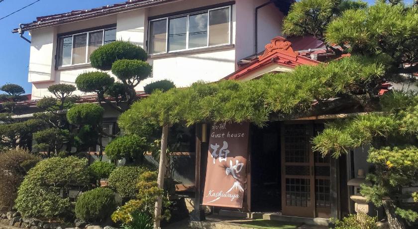 a house with a tree in front of it, Wafu Guesthouse Kashiwaya in Fujikawaguchiko