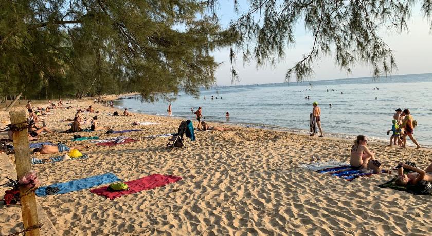 people sitting on a beach near the ocean, Homestay Sam Ong Lang in Phu Quoc Island
