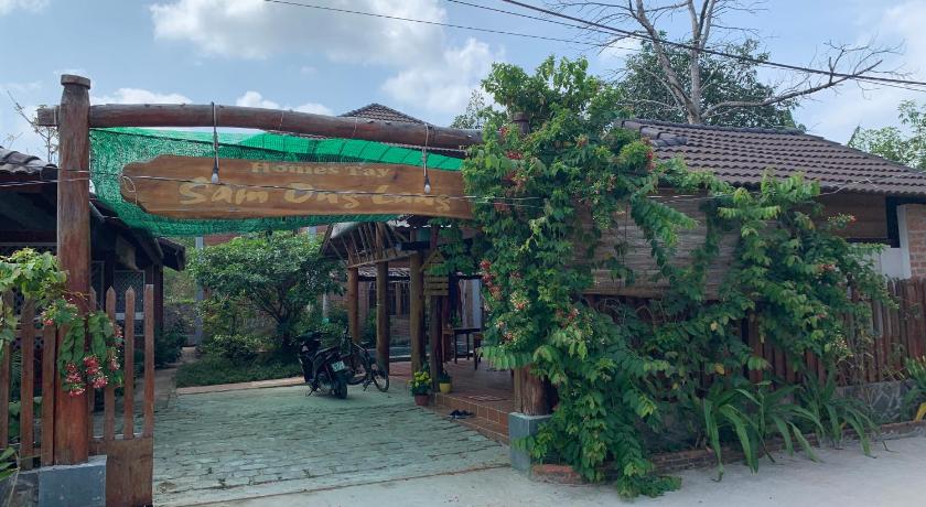 an outdoor garden with a tree and shrubbery, Homestay Sam Ong Lang in Phu Quoc Island