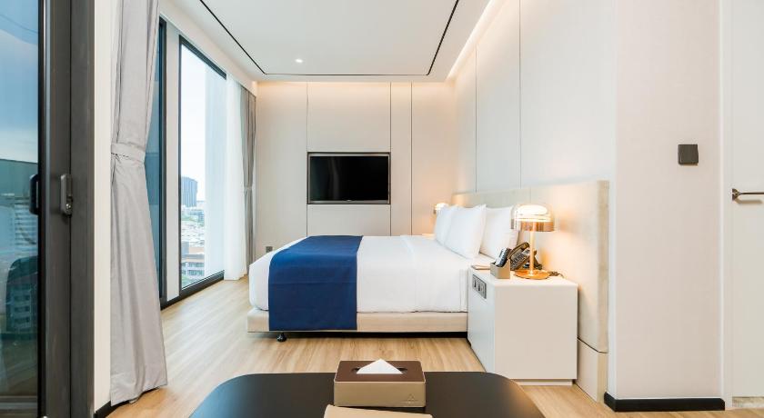 Image of Premier High Floor Room with View 4