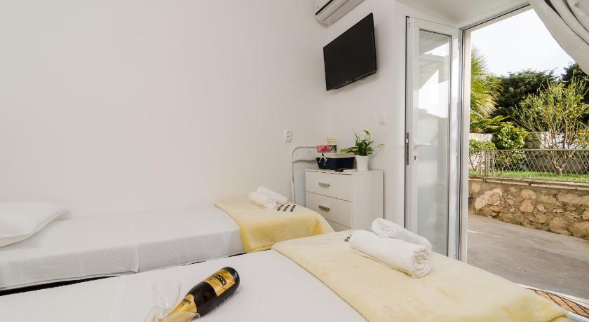 Apartment and Room Kapelica photo