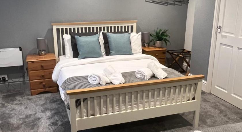 Image of 1 double and 2 single beds 2