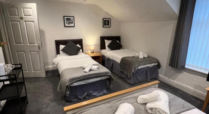 Image of 1 double and 2 single beds 1