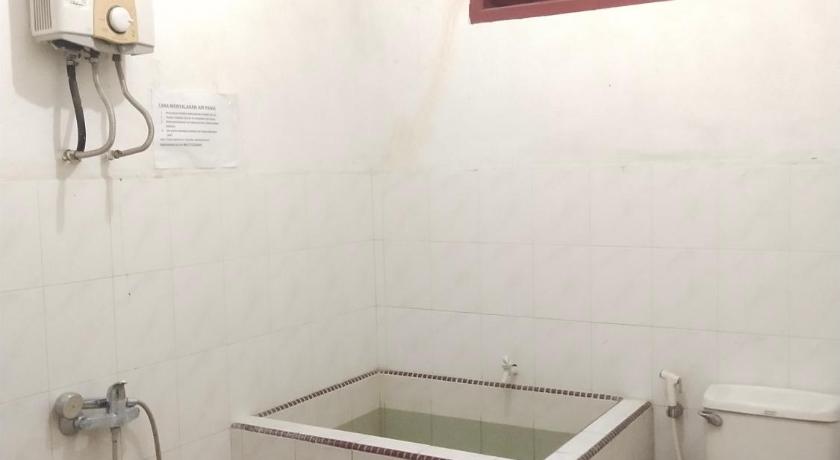 a bathroom with a toilet a sink and a shower, OYO 91061 Hotel Glory Tarutung in Tarutung