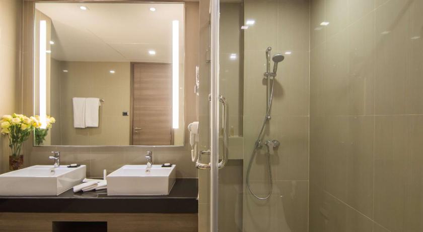 Image of Suite - 1 King Bed, Nonsmoking, City View, Bath And Shower 12
