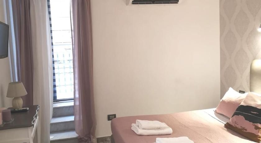Domus Luigi Leone — Hotel in Naples