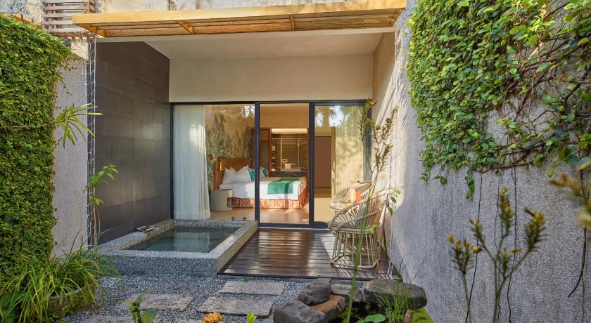 Image of Jacuzzi Guestroom Poolside 3