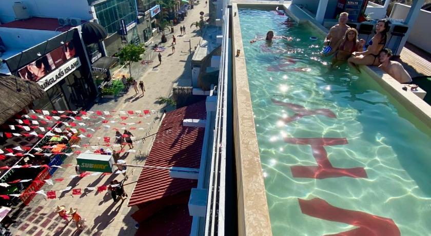 Why Not Rooftop Party Hostel — Hotel in Playa Del Carmen