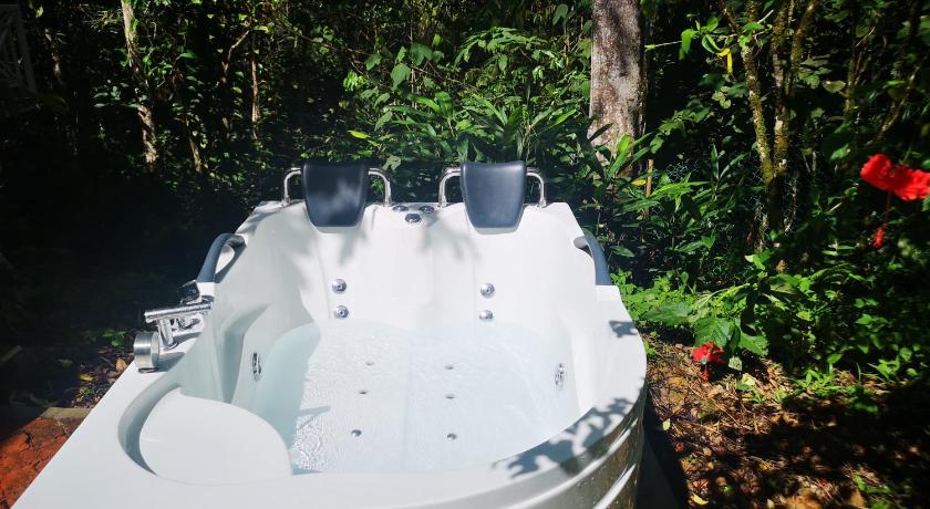 Vintage Borneo Cottage with outdoor jacuzzi — Hotel in Kota Kinabalu