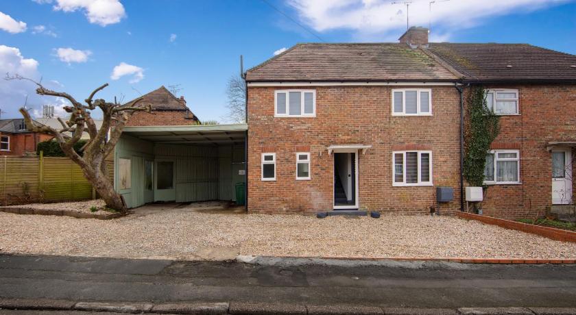 Elegant and Modern Recently Refurbished House - image 2