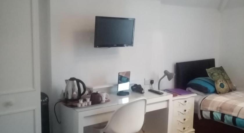 Image of Twin Room with Private Bathroom 1