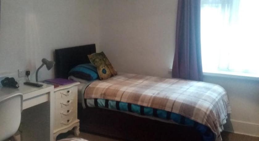 Image of Twin Room with Private Bathroom 2