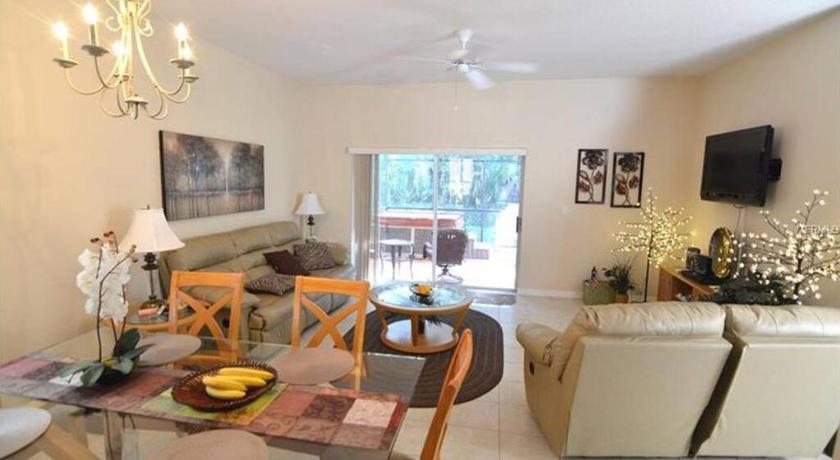 Bright & Sunny 4 BR 4 Bath Home Near Attractions photo