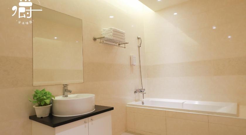 Image of Deluxe Quadruple Room with Bathtub 2