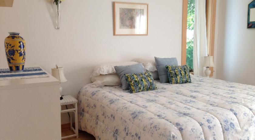 The Shore Path Cottage Guesthouse Bed And Breakfast Bar Harbor