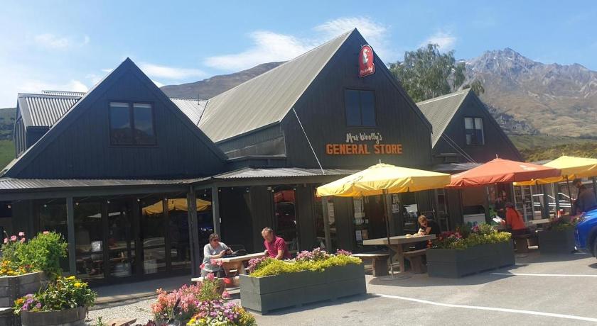 a restaurant with tables and umbrellas on a sunny day, Glenorchy Retreat Apartment in Glenorchy
