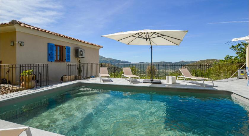 Awesome Home In Nessa With Wifi, Private Swimming Pool And Heated Swimming Pool — Hotel in Feliceto