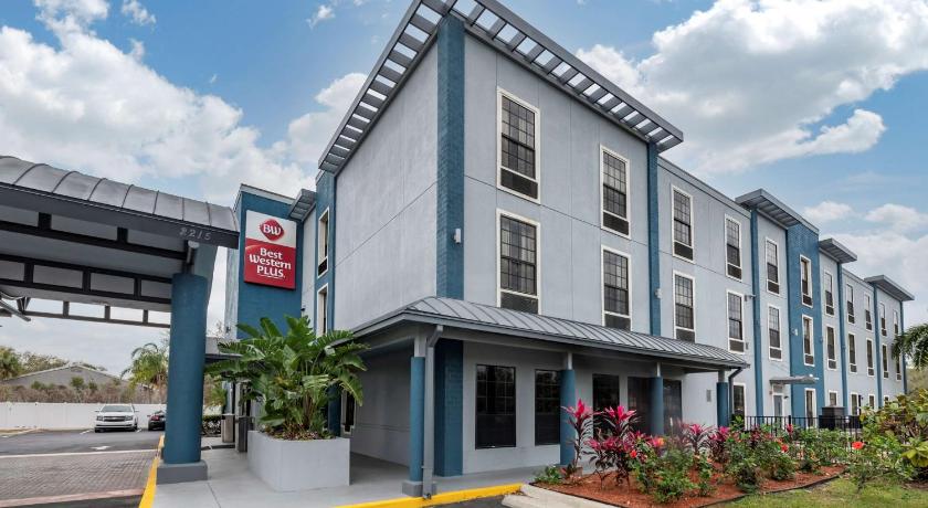 a large building with a sign on the side of it, Best Western Plus Bradenton Gateway Hotel in Bradenton (FL)