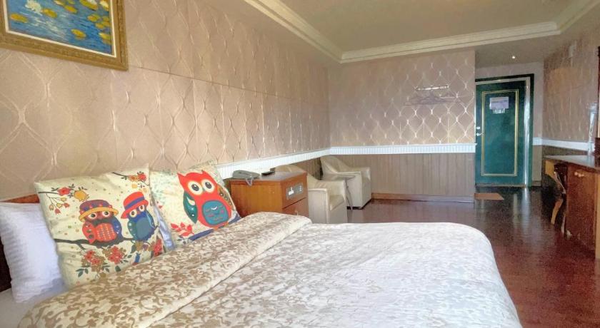 a bedroom with a large bed and a large window, Emmanuel Farmhouse in Nantou