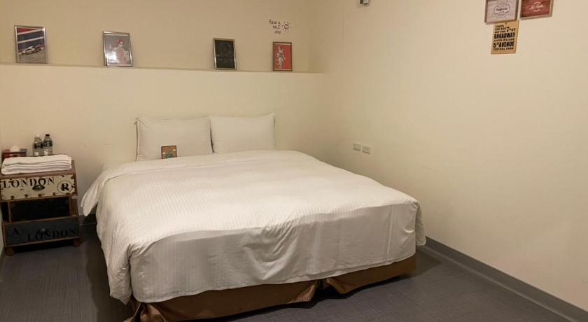 Image of Queen Room with Shared Bathroom 6