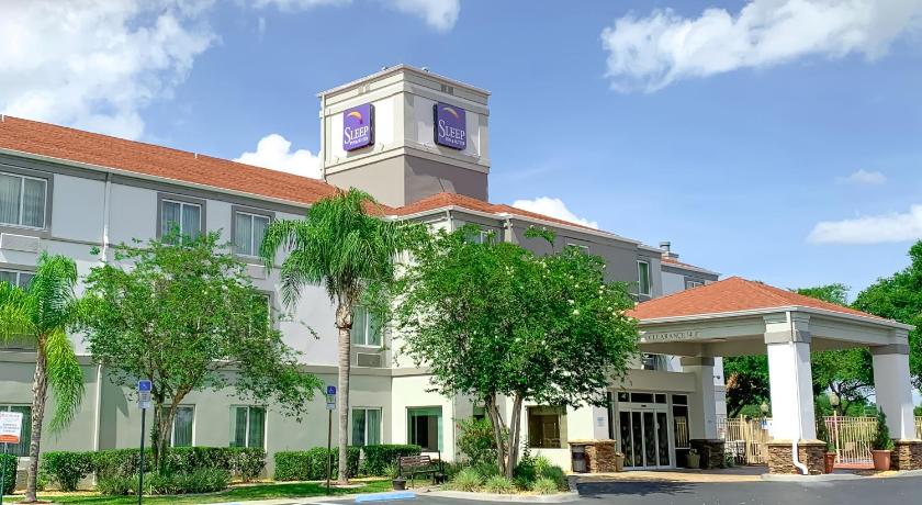 a large building with a clock on the front of it, Sleep Inn and Suites Ocala - Belleview in Ocala (FL)