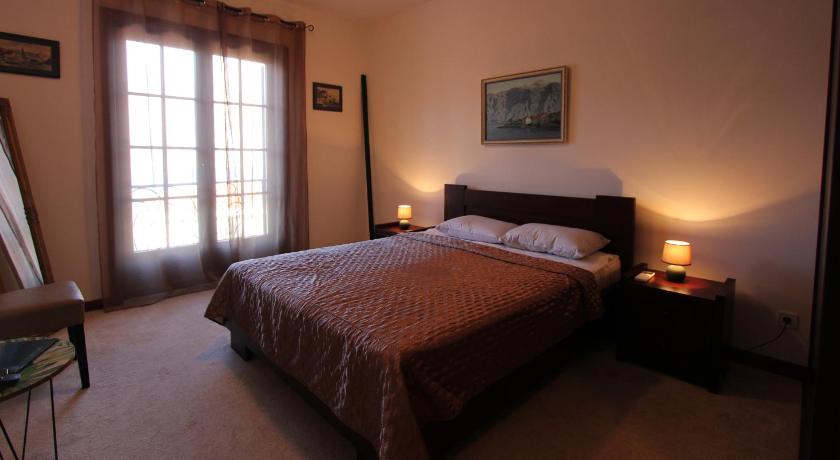 3 BR apartment with swimming pool in Boka Gardens complex photo