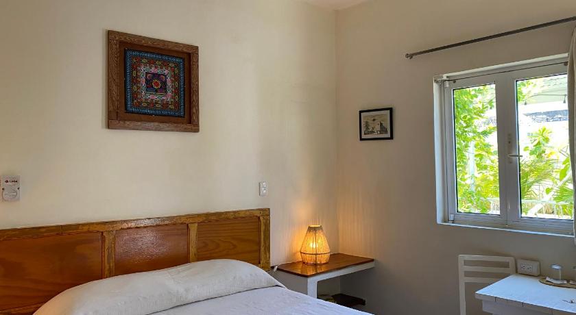 Image of Queen Room with Patio View 5