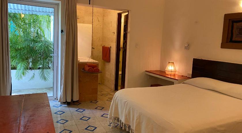 Image of Queen Room with Patio View 15