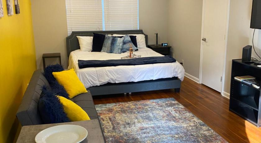 Wine Down Suite King Bd, 400mbps, Kitchen,Free Parking Pool photo