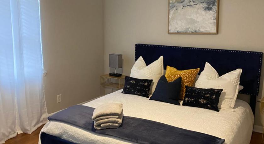 Moonlight Suite King Bd Free Parking Fast Wi-Fi Kitchen Pool — Hotel in Atlanta (GA)