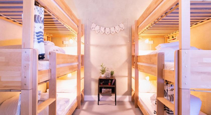 Image of Bed in 6 Bed Room 1