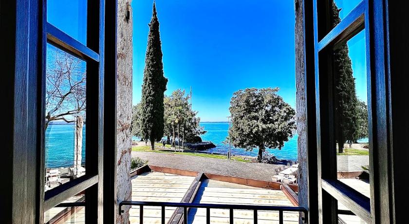 Welcome Traveller MERLO NERO APARTMENTS — Hotel in Garda