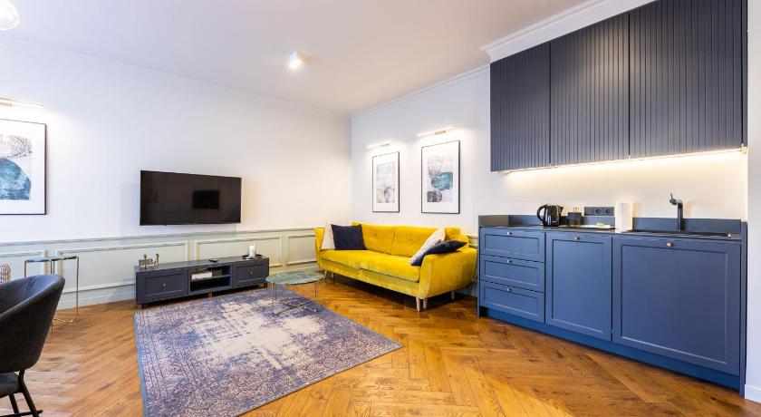Modern Apartment Victus with Parking and Balcony by Noclegi Renters