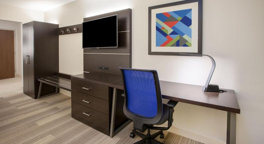 Holiday Inn Express Lake Forest photo