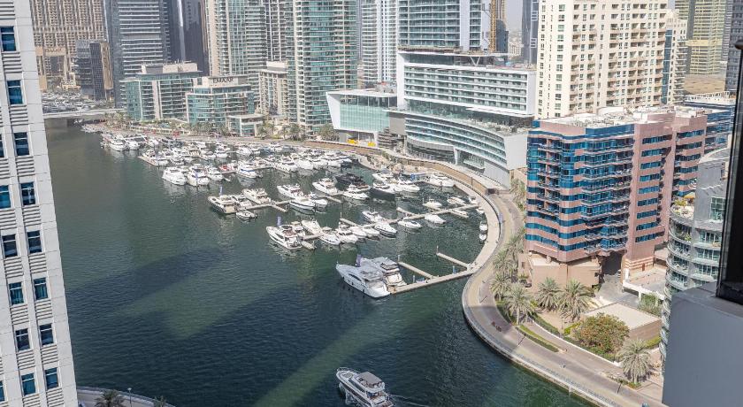 Elegant 2 BR with maids and full Dubai Marina view — Hotel in Dubai