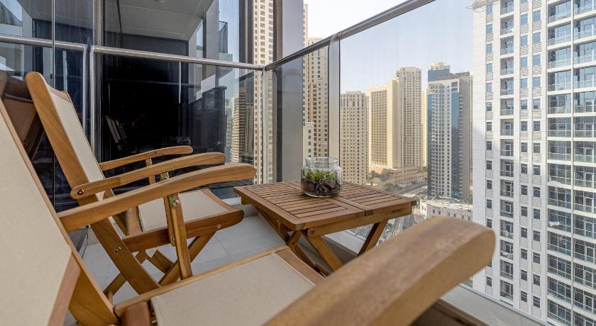 Elegant 2 BR with maids and full Dubai Marina view photo