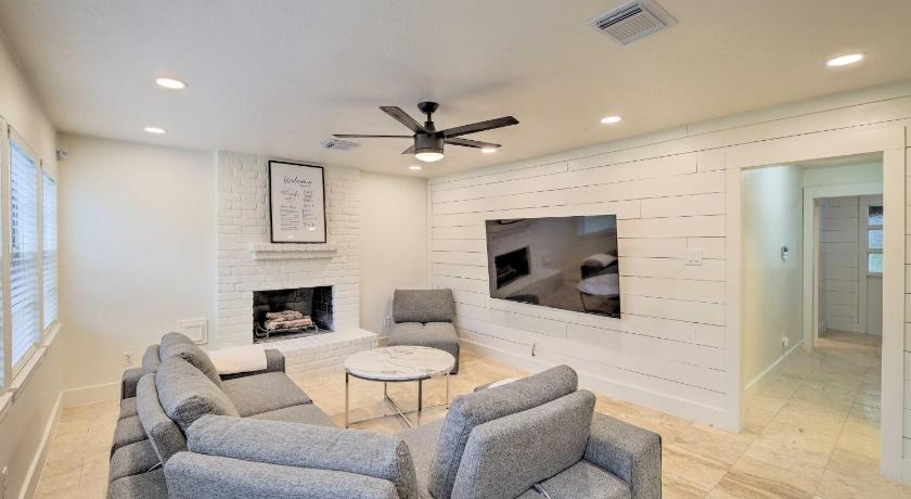 Modern House with Fireplace, Walk to Fishing! — Hotel in Houston (TX)
