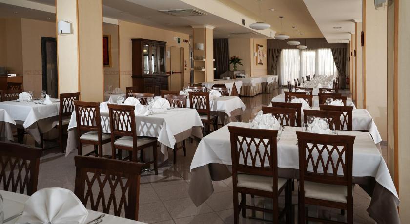 a dining room filled with tables and chairs, Hotel Riviera in Porto San Giorgio