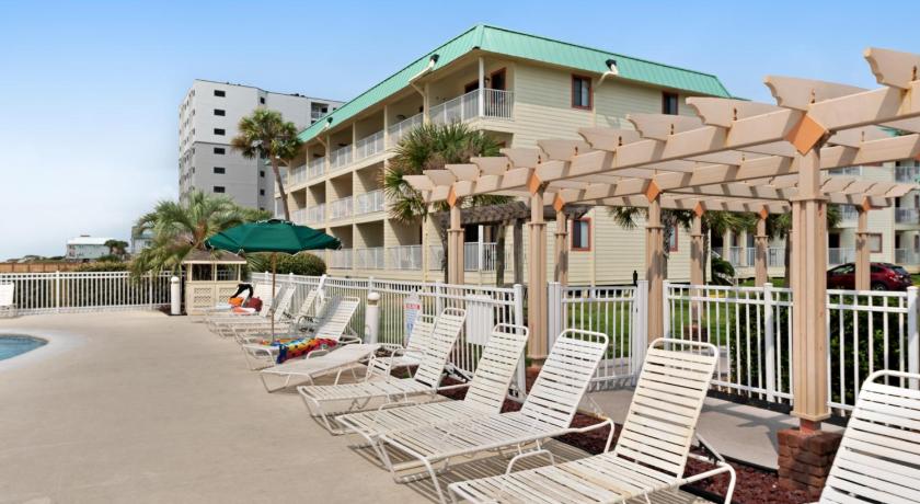 a patio area with chairs, tables and umbrellas, Plantation East II in Gulf Shores (AL)