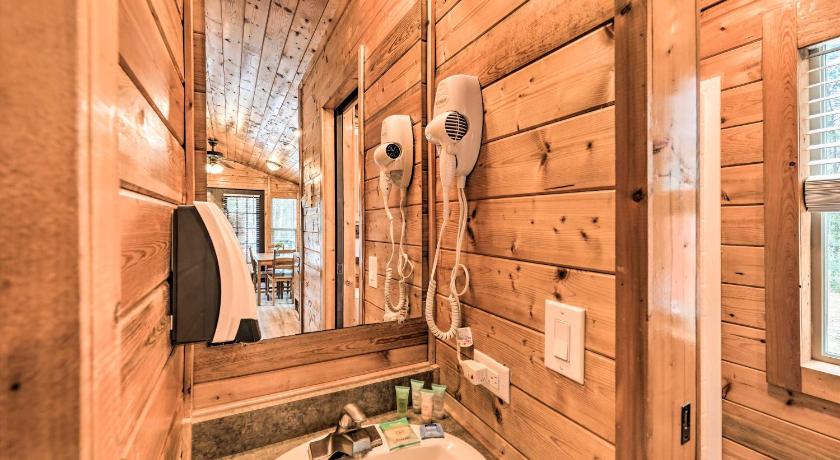 Beautiful New Bern Studio Cabin with Fire Pit! photo